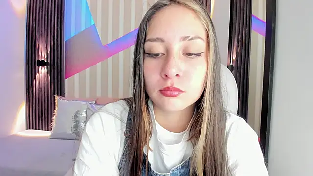 Snapshot of emily_layton chatting on 10-22-25, 02:39 emily layton online show from 10-22-25, 02:39