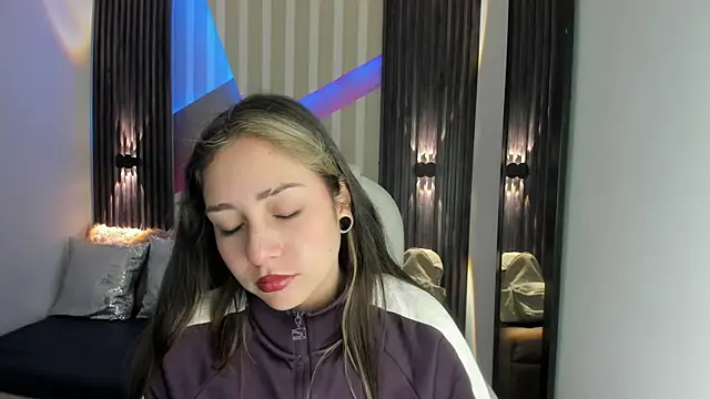 Snapshot of emily_layton chatting on 10-24-25, 01:29 emily layton online show from 10-24-25, 01:29