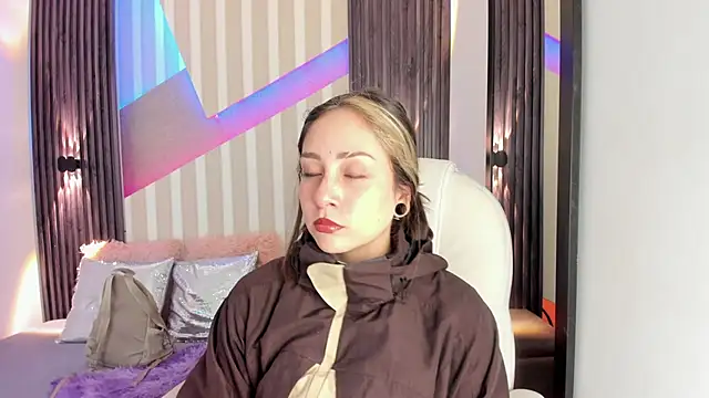 Snapshot of emily_layton chatting on 10-25-25, 03:40 emily layton online show from 10-25-25, 03:40