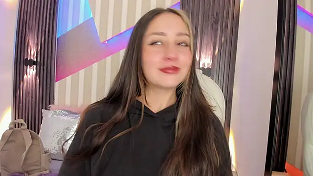 Snapshot of emily_layton chatting on 10-27-25, 02:32 emily layton online show from 10-27-25, 02:32