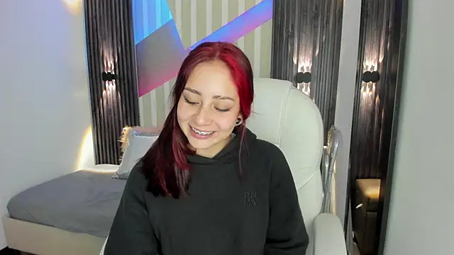 Snapshot of emily_layton chatting on 10-31-25, 01:56 emily layton online show from 10-31-25, 01:56