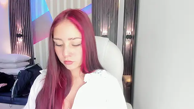 Snapshot of emily_layton chatting on 11-08-25, 02:28 emily layton online show from 11-08-25, 02:28