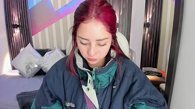 Snapshot of emily_layton chatting on 11-11-25, 02:39 emily layton online show from 11-11-25, 02:39