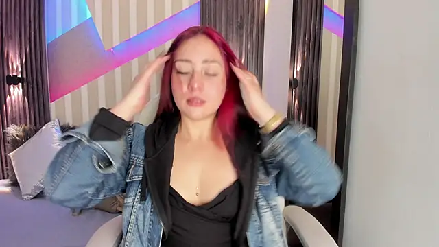 Snapshot of emily_layton chatting on 11-12-25, 02:39 emily layton online show from 11-12-25, 02:39