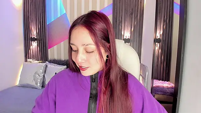 Snapshot of emily_layton chatting on 11-24-25, 02:39 emily layton online show from 11-24-25, 02:39