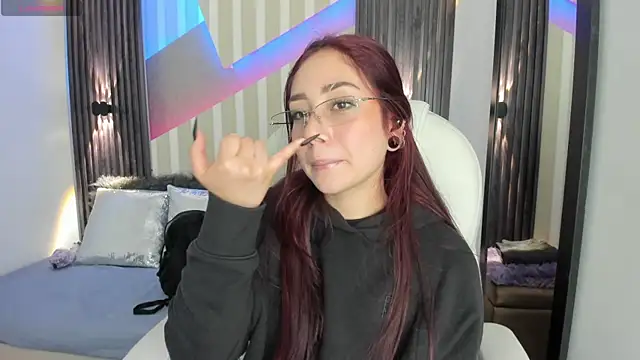 Snapshot of emily_layton chatting on 11-29-25, 04:10 emily layton online show from 11-29-25, 04:10