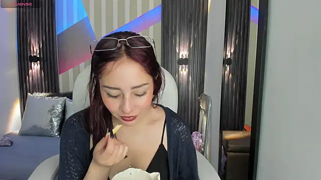 Snapshot of emily_layton chatting on 11-30-25, 04:44 emily layton online show from 11-30-25, 04:44