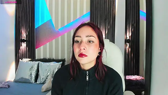 Snapshot of emily_layton chatting on 12-01-25, 02:44 emily layton online show from 12-01-25, 02:44