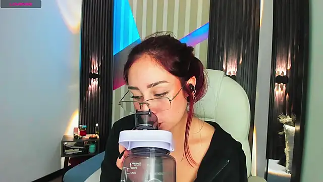 Snapshot of emily_layton chatting on 12-02-25, 02:45 emily layton online show from 12-02-25, 02:45