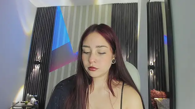 Snapshot of emily_layton chatting on 12-15-25, 02:43 emily layton online show from 12-15-25, 02:43