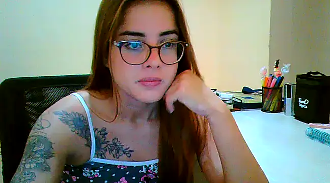 Snapshot of maliamiller chatting on 03-21-25, 06:16 maliamiller online show from 03-21-25, 06:16