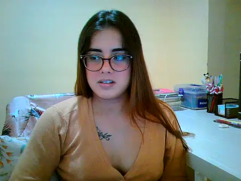 Snapshot of maliamiller chatting on 10-31-25, 03:07 maliamiller online show from 10-31-25, 03:07