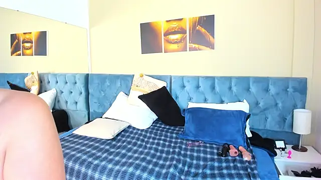 Sam and molly  online show from 12-01-24, 10:43