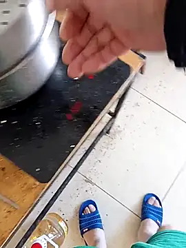 Snapshot of huzi518 chatting on 11-15-25, 03:26 huzi518 online show from 11-15-25, 03:26