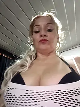 Snapshot of Fenix_528 chatting on 12-20-25, 11:01 Fenix 528 online show from 12-20-25, 11:01