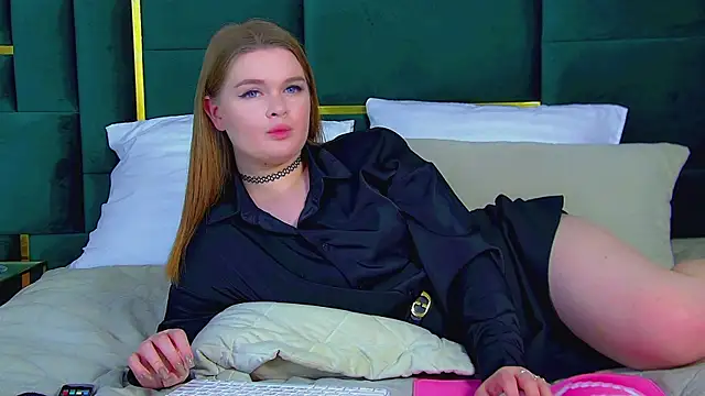 Snapshot of CrystalLyons chatting on 03-12-25, 06:11 CrystalLyons online show from 03-12-25, 06:11