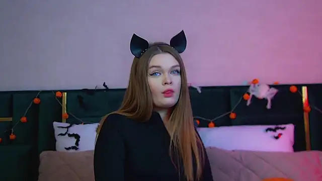 Snapshot of CrystalLyons chatting on 10-27-25, 06:12 CrystalLyons online show from 10-27-25, 06:12