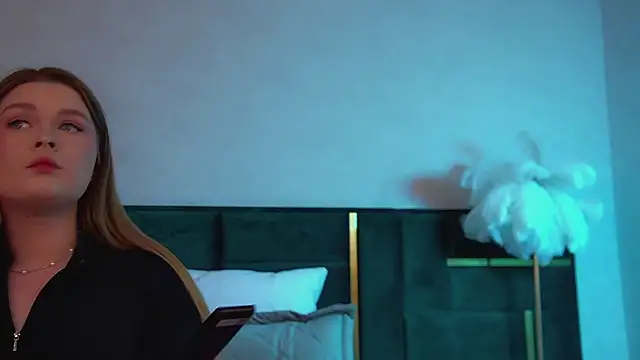 Snapshot of CrystalLyons chatting on 11-24-25, 06:07 CrystalLyons online show from 11-24-25, 06:07