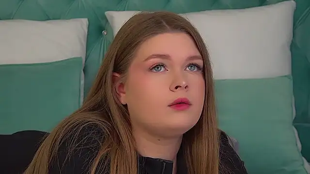 Snapshot of CrystalLyons chatting on 11-28-25, 06:05 CrystalLyons online show from 11-28-25, 06:05