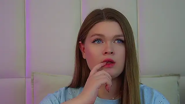 CrystalLyons online show from 03-25-26, 06:19