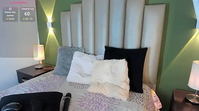 Snapshot of Emmawattsom chatting on 11-27-25, 12:29 Emmawattsom online show from 11-27-25, 12:29