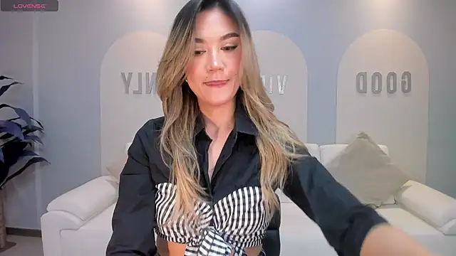 Snapshot of RebeccaHudson chatting on 11-21-25, 07:23 RebeccaHudson online show from 11-21-25, 07:23