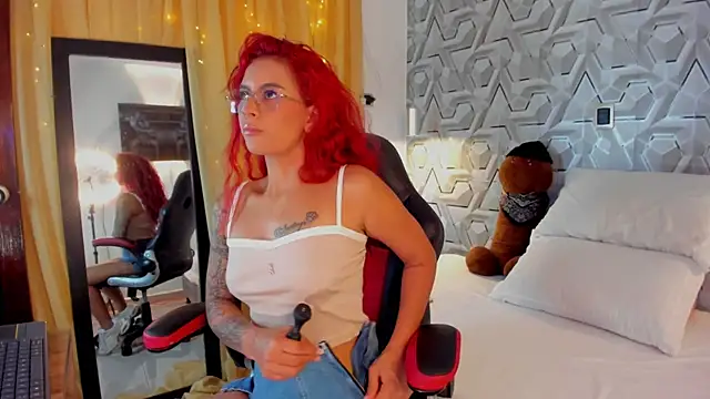 Sophiee Hill online show from 10-25-25, 10:45