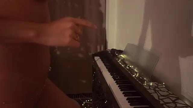 Snapshot of HeyBananas chatting on 12-28-24, 10:44 HeyBananas online show from 12-28-24, 10:44