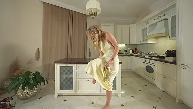 Snapshot of HeyBananas chatting on 11-30-25, 06:12 HeyBananas online show from 11-30-25, 06:12