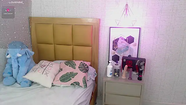 Snapshot of MAGNOLEROY chatting on 01-30-25, 10:19 MAGNOLEROY online show from 01-30-25, 10:19