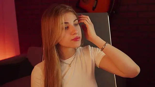 EllieCutes online show from 03-15-25, 05:52