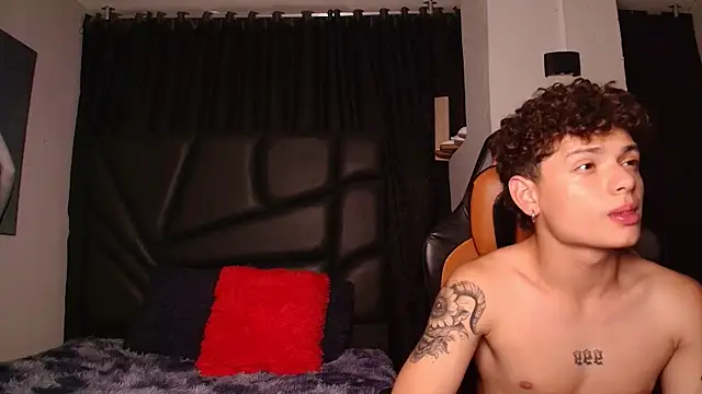 Snapshot of LexieandNate chatting on 01-15-25, 06:22 LexieandNate online show from 01-15-25, 06:22