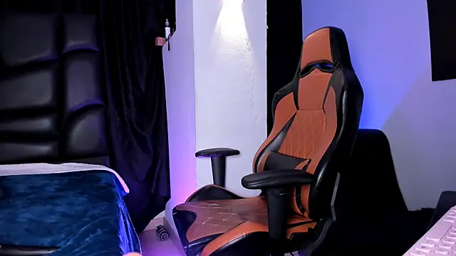 Snapshot of LexieandNate chatting on 02-24-25, 09:32 LexieandNate online show from 02-24-25, 09:32