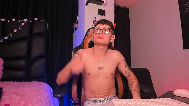 Snapshot of LexieandNate chatting on 03-11-25, 05:05 LexieandNate online show from 03-11-25, 05:05