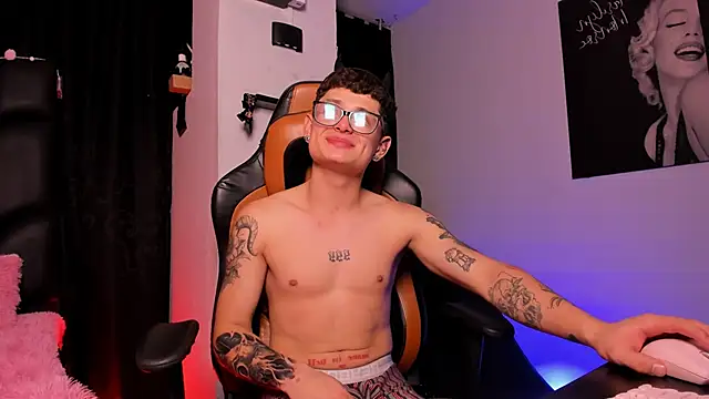 Snapshot of LexieandNate chatting on 03-16-25, 04:41 LexieandNate online show from 03-16-25, 04:41