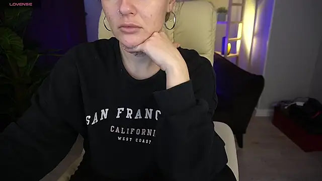 Snapshot of MaribelRiverr_ chatting on 12-10-24, 06:22 MaribelRiverr  online show from 12-10-24, 06:22