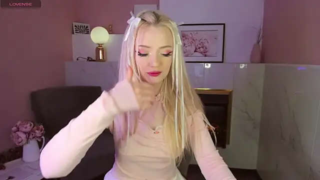 Snapshot of EmilyAir chatting on 02-09-25, 01:11 EmilyAir online show from 02-09-25, 01:11