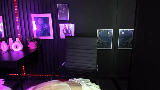 Snapshot of EmilyAir chatting on 03-15-25, 02:56 EmilyAir online show from 03-15-25, 02:56