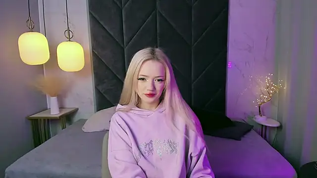 Snapshot of EmilyAir chatting on 09-28-25, 03:39 EmilyAir online show from 09-28-25, 03:39