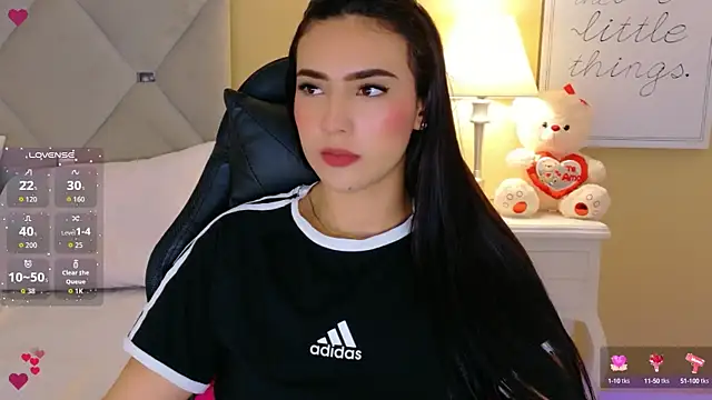 Snapshot of IsaValencia chatting on 09-19-25, 12:23 IsaValencia online show from 09-19-25, 12:23