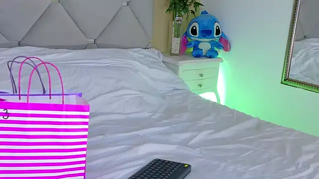 Snapshot of IsaValencia chatting on 09-27-25, 12:04 IsaValencia online show from 09-27-25, 12:04