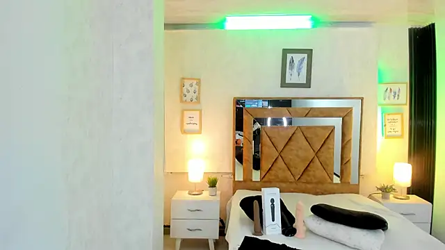 Snapshot of MirandaRossi chatting on 01-23-25, 02:23 MirandaRossi online show from 01-23-25, 02:23