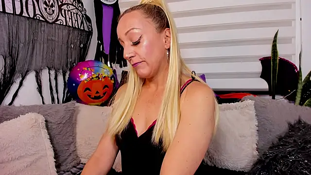 Sammykatt online show from 10-29-25, 03:58