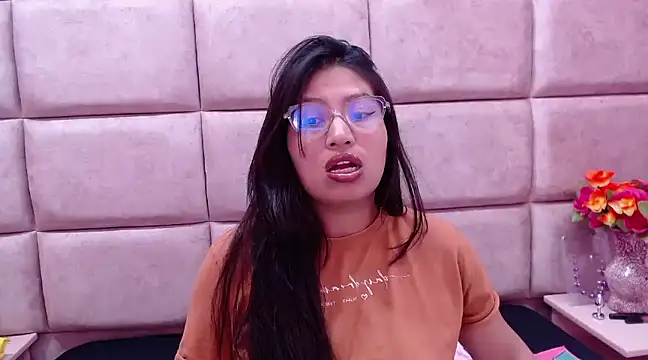 Miaa Smiith  online show from 01-05-25, 06:24