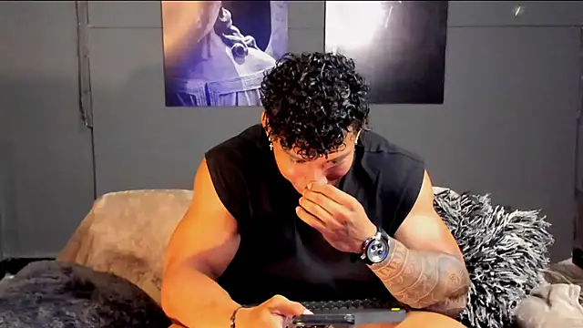 Snapshot of bradley_smith chatting on 12-15-25, 06:28 bradley smith online show from 12-15-25, 06:28