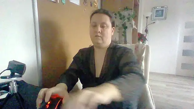 Snapshot of ReifeVenna chatting on 12-15-24, 10:18 ReifeVenna online show from 12-15-24, 10:18