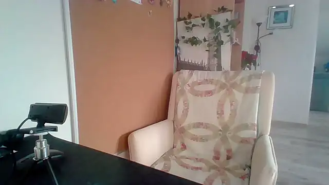 Snapshot of ReifeVenna chatting on 12-19-24, 12:34 ReifeVenna online show from 12-19-24, 12:34