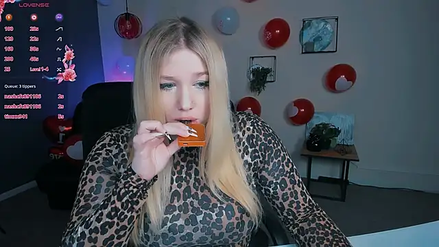 Snapshot of juli_kisss chatting on 02-15-25, 09:38 juli kisss online show from 02-15-25, 09:38