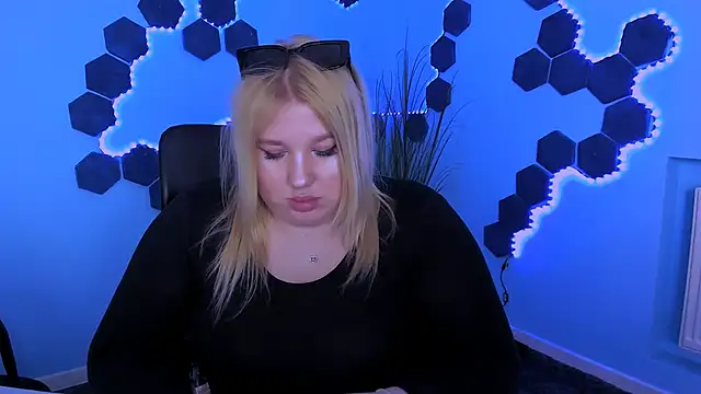 Snapshot of juli_kisss chatting on 04-24-26, 01:46 juli kisss online show from 04-24-26, 01:46