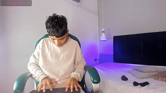 Snapshot of Austin_Cardieff chatting on 01-24-25, 03:43 Austin Cardieff online show from 01-24-25, 03:43